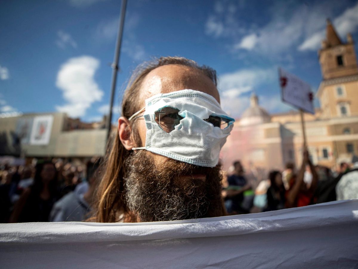 Foto: Protesta contra el uso de las mascarillas. (EFE/Massimo Percossi)