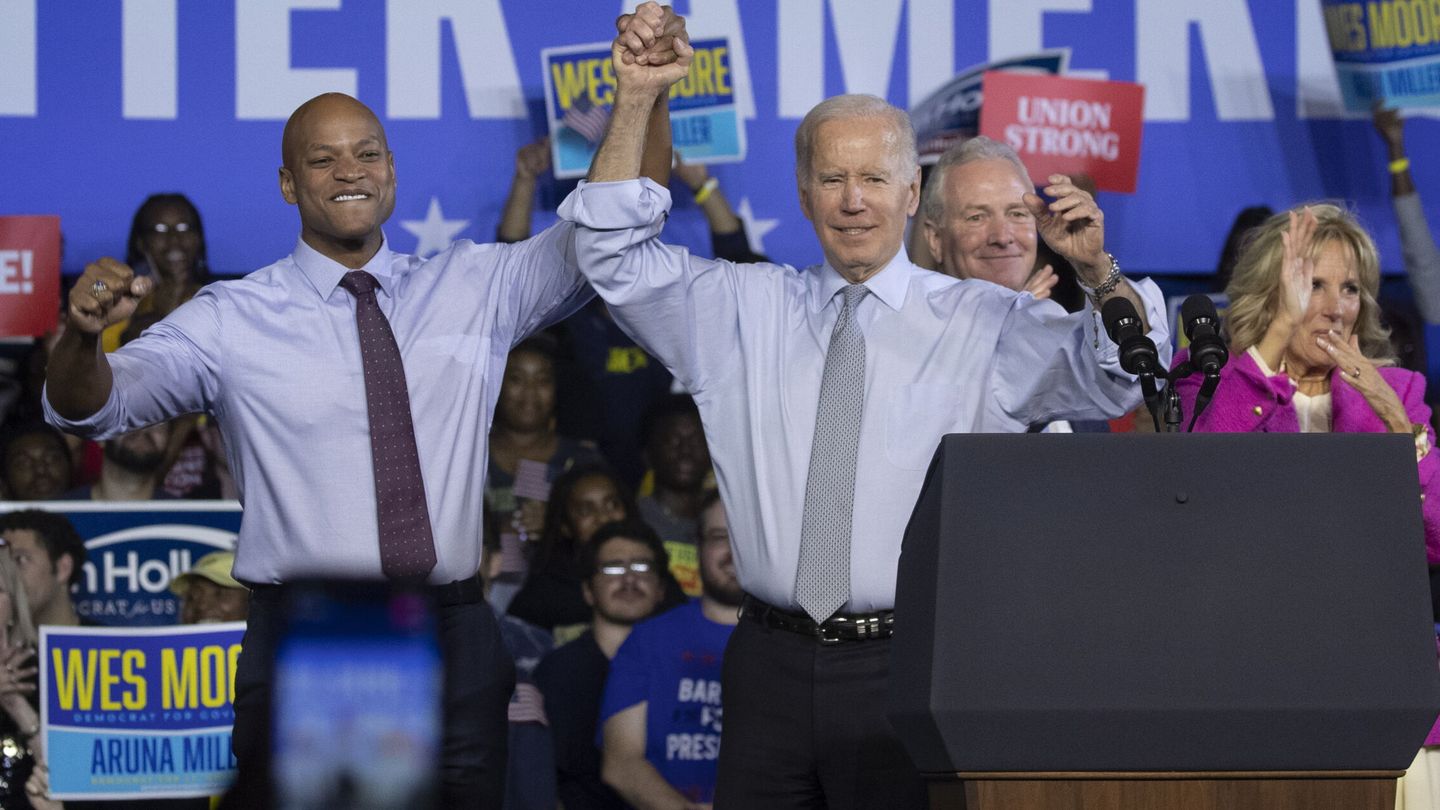 Joe y Jill Biden en un mitin con el candidato demócrata de Maryland Wes Moore y el senador Chris Van Hollen. (EFE/Michael Reynolds)
