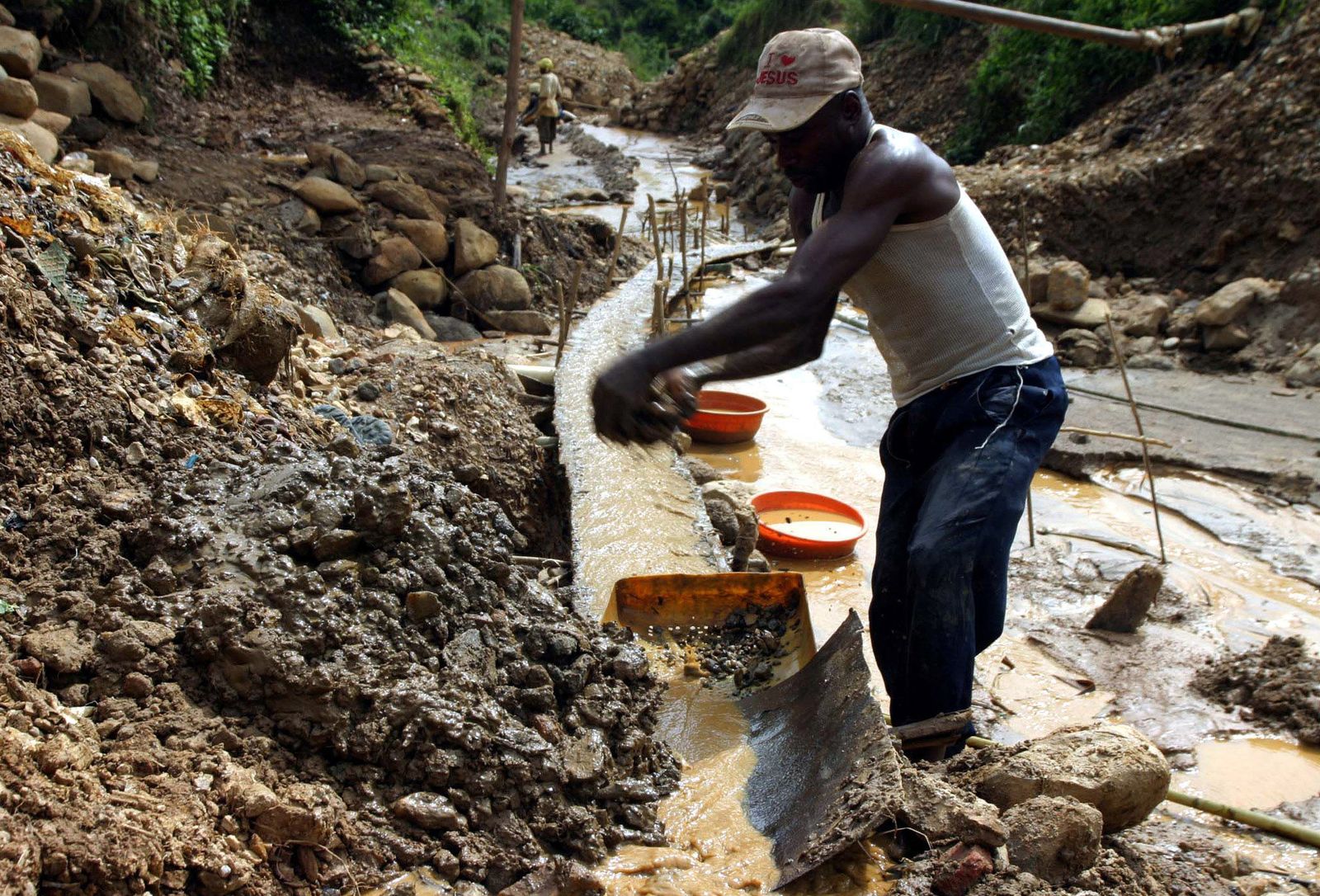 Foto: Un trabajador congoleño en una mina de oro cercana a la ciudad de Kamituga, al este de la RDC (Reuters).