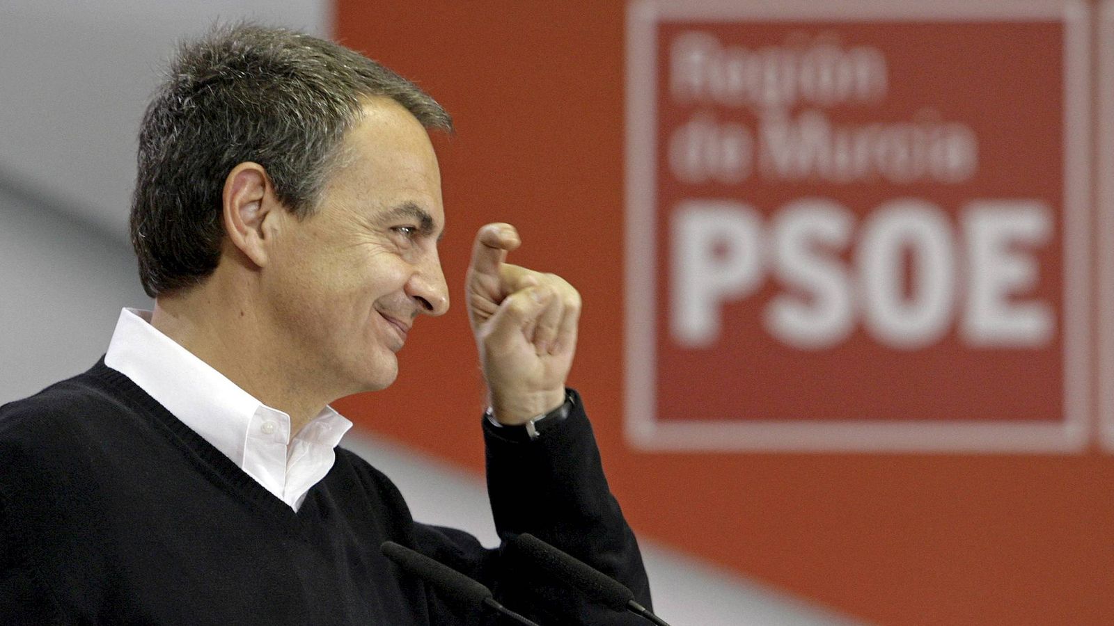 Foto: El expresidente del Gobierno, José Luis Rodriguez Zapatero, forma con sus dedos el gesto de la ceja utilizado en su campaña. (Efe)