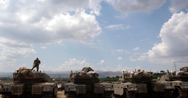 Foto: Tanques israelíes Merkava son desplegados cerca de la frontera entre Israel y Siria, en Altos del Golán, el 9 de mayo. (EFE)