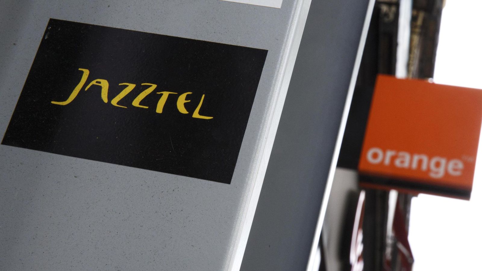 Foto: Los logos de Jazztel y Orange en Madrid. (Reuters)