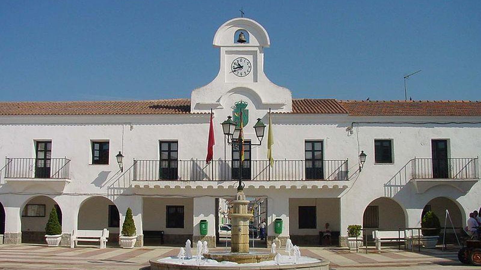 Foto: Vista de la fachada principal del Ayuntamiento de Villanueva de Pardillo (Madrid). (Wikimedia Commons)