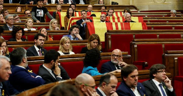 Foto: Sesión en el Parlament catalán antes de la disolución de la Cámara. (Reuters)