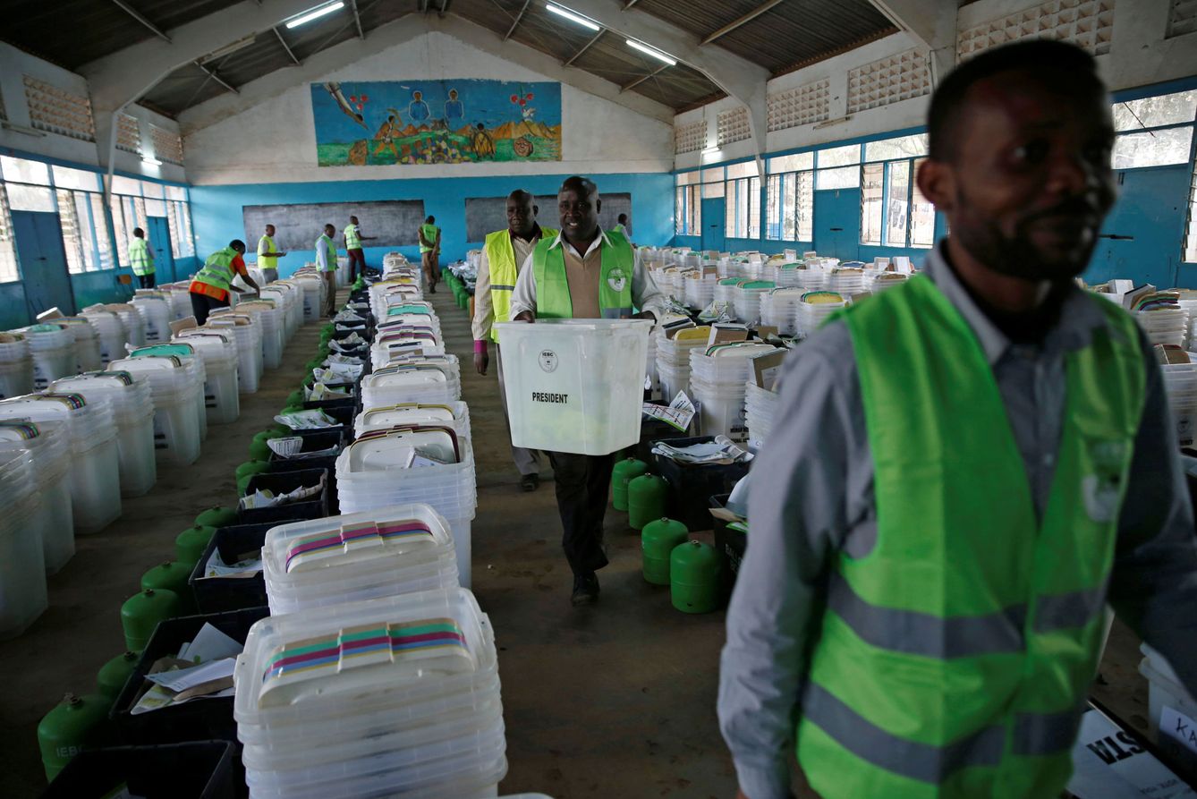 Oficiales electorales depositan urnas en un punto de encuentro para su distribución por los colegios electorales de Nairobi, el 7 de agosto de 2017. (Reuters)