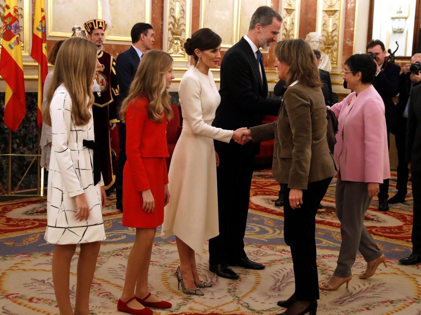 Felipe y Letizia, la princesa Leonor y la Infanta saludan a la vicepresidenta cuarta del Gobierno y ministra para la Transición Ecológica, Teresa Ribera. (EFE)