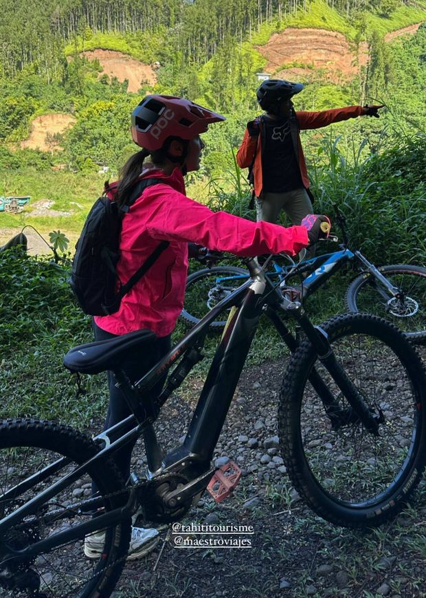 Tamara Falcó, montando en bicicleta durante su excursión en Tahití. (Instagram: @tamara_falco)