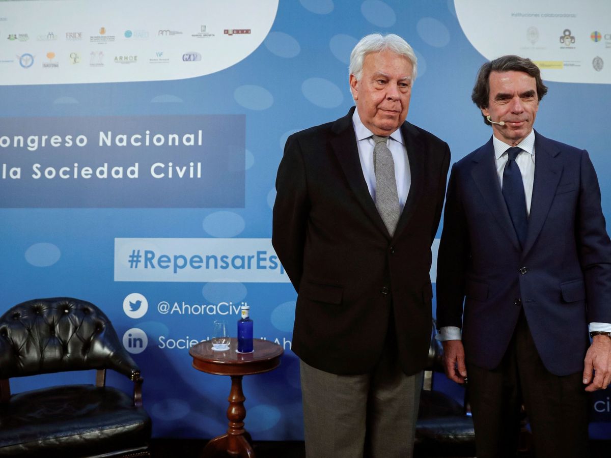 Foto: Los expresidentes Felipe González (i) y José María Aznar (d), este jueves en Madrid en el congreso 'Repensar España: una aportación desde la sociedad civil'. (EFE)