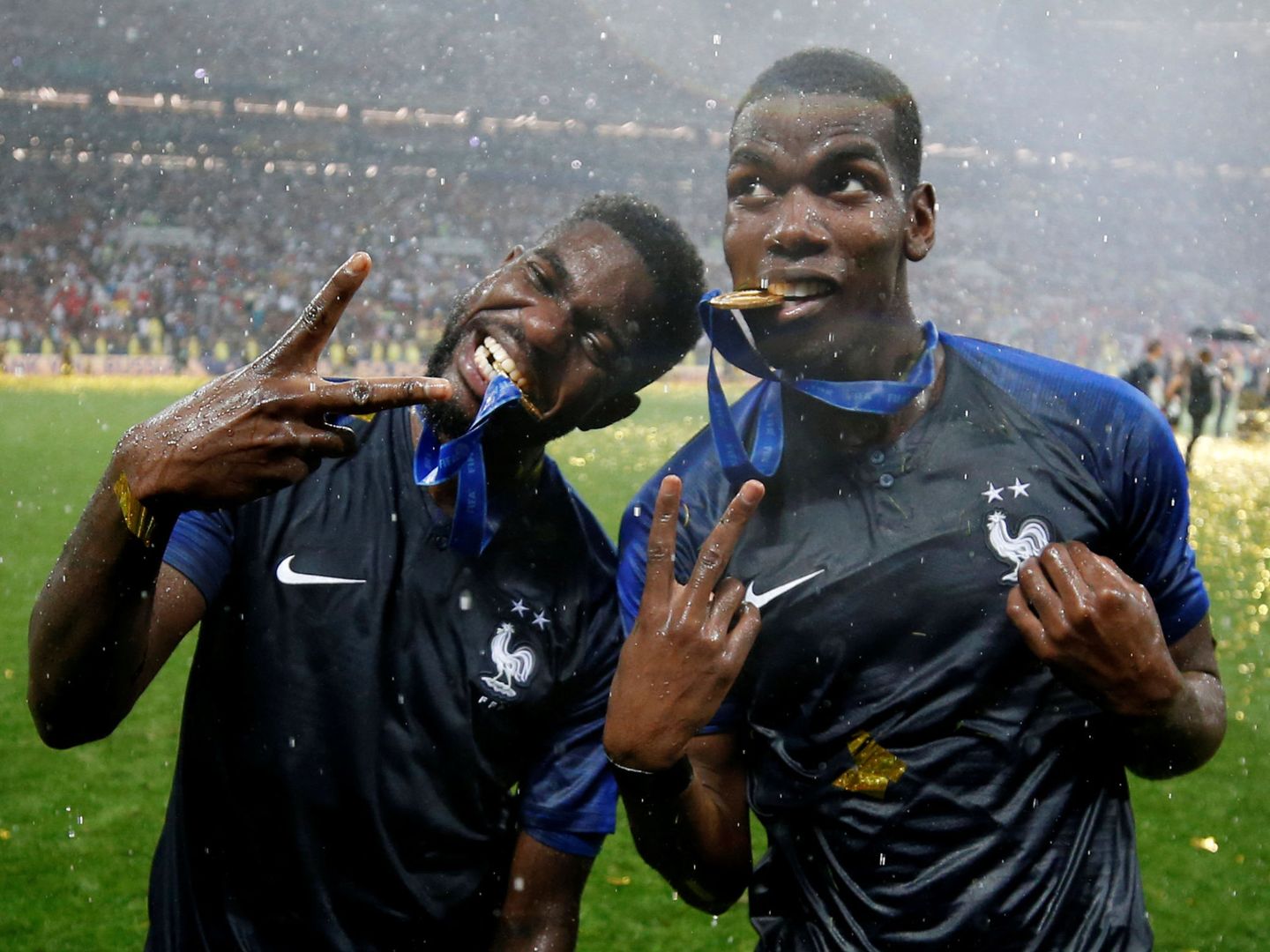 Umtiti celebra junto a Pogba el Mundial conquistado por Francia. (EFE)
