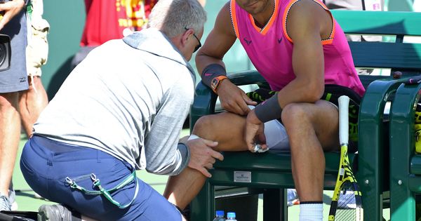Foto: Rafa Nadal fue atendido en el segundo set de su partido de cuartos de final contra Karen Khachanov. (USA TODAY Sports)