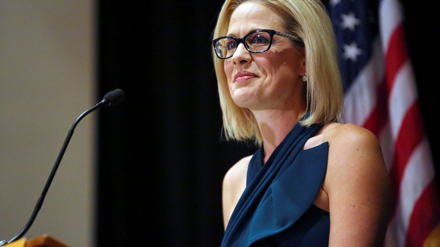 La candidata demócrata por Arizona Kyrsten Sinema tras vencer oficialmente la elección al senado, en Scottsdale, el 12 de noviembre de 2018. (Reuters)