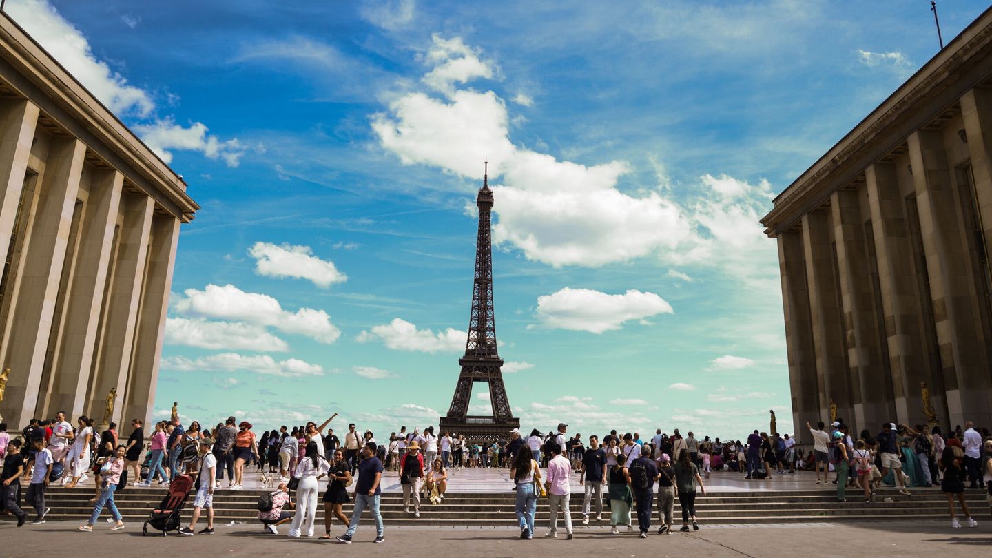Los turistas por París contemplan la Torre Eiffel (EFE)