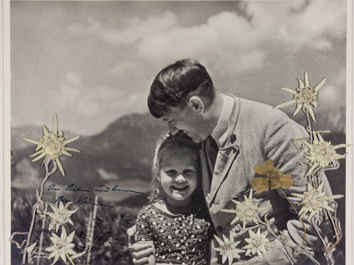 Foto: Hitler junto a la niña judía, Rosa Nienau, durante la celebración del cumpleaños de ambos en Berghof, el 20 de abril de 1933. (EFE)