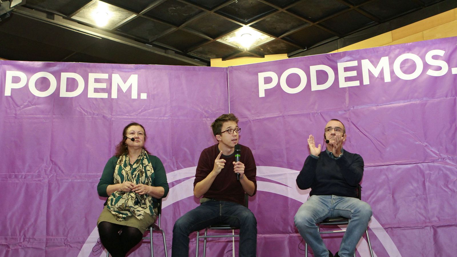 Foto: El secretario de Política de Podemos, Íñigo Errejón (c), junto los diputados baleares Juan Pedro Yllanes (d) y Mae de la Concha (i), durante un acto en Palma de Mallorca el pasado sábado. (EFE)