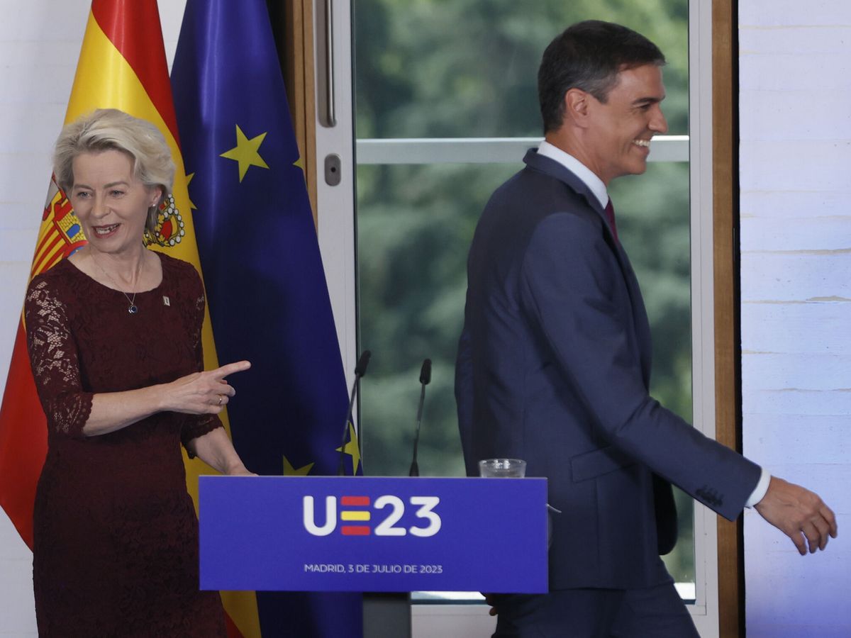 Foto: Ursula von der Leyen, presidenta de la Comisión Europea, junto a Pedro Sánchez, presidente en funciones del Gobierno de España. (EFE/Mariscal)