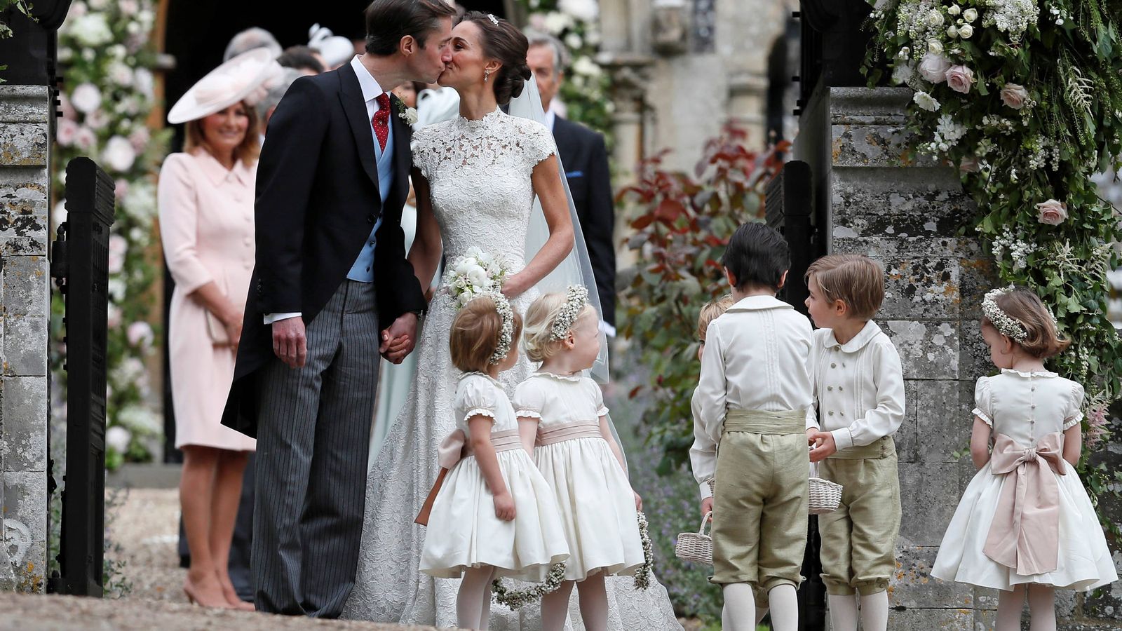 Foto: Pippa Middleton y James Matthews a la salida de la iglesia. (Reuters)
