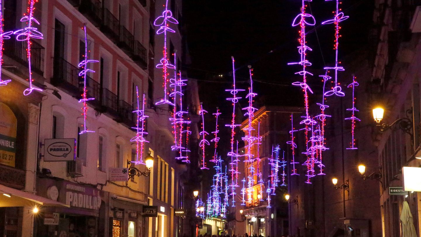 Luces de Navidad en las calles de Madrid. (EFE)