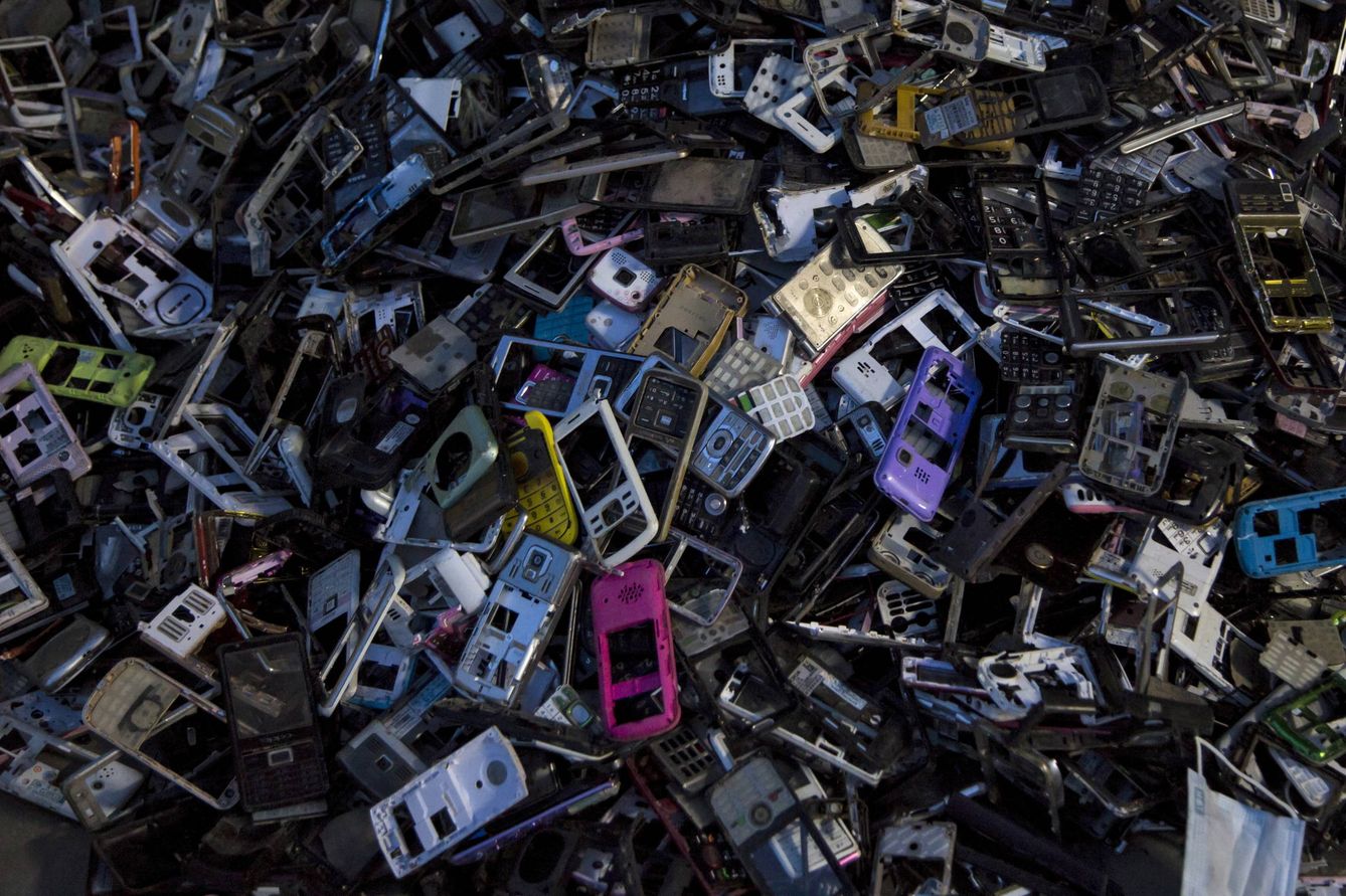Teléfonos móviles desechados en un vertedero tecnológico en la ciudad china de Guiyu, en 2015. (Reuters)