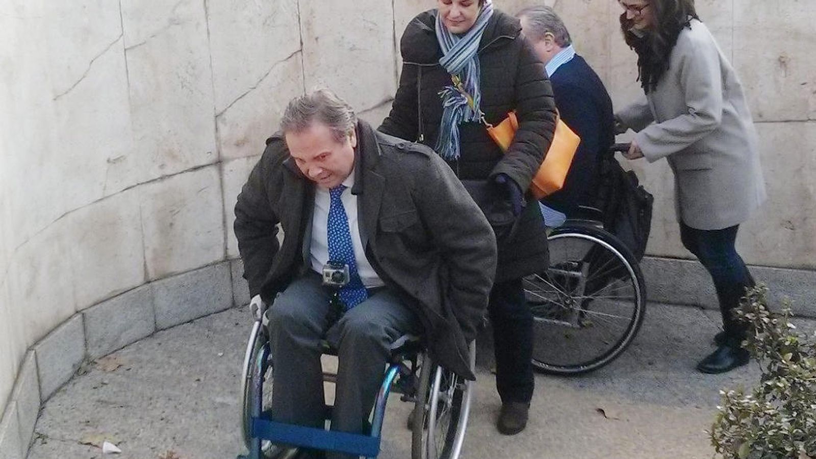 Foto: Carmona recorre el centro de Madrid en silla de ruedas para denunciar que es "inaccesible".