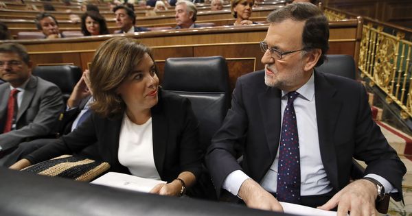Foto:  El presidente del Gobierno en funciones, Mariano Rajoy (d) conversa con la vicepresidenta del Gobierno en funciones, Soraya Sáenz de Santamaría (i). (EFE)