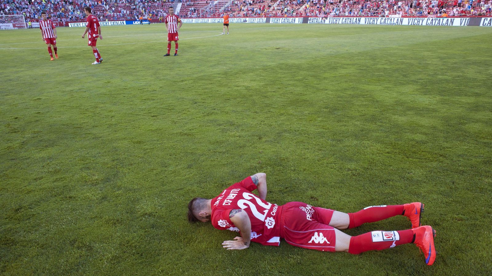 Foto: El jugador del Girona, Cifuentes, se lamenta tras anular el árbitro su gol (Efe)