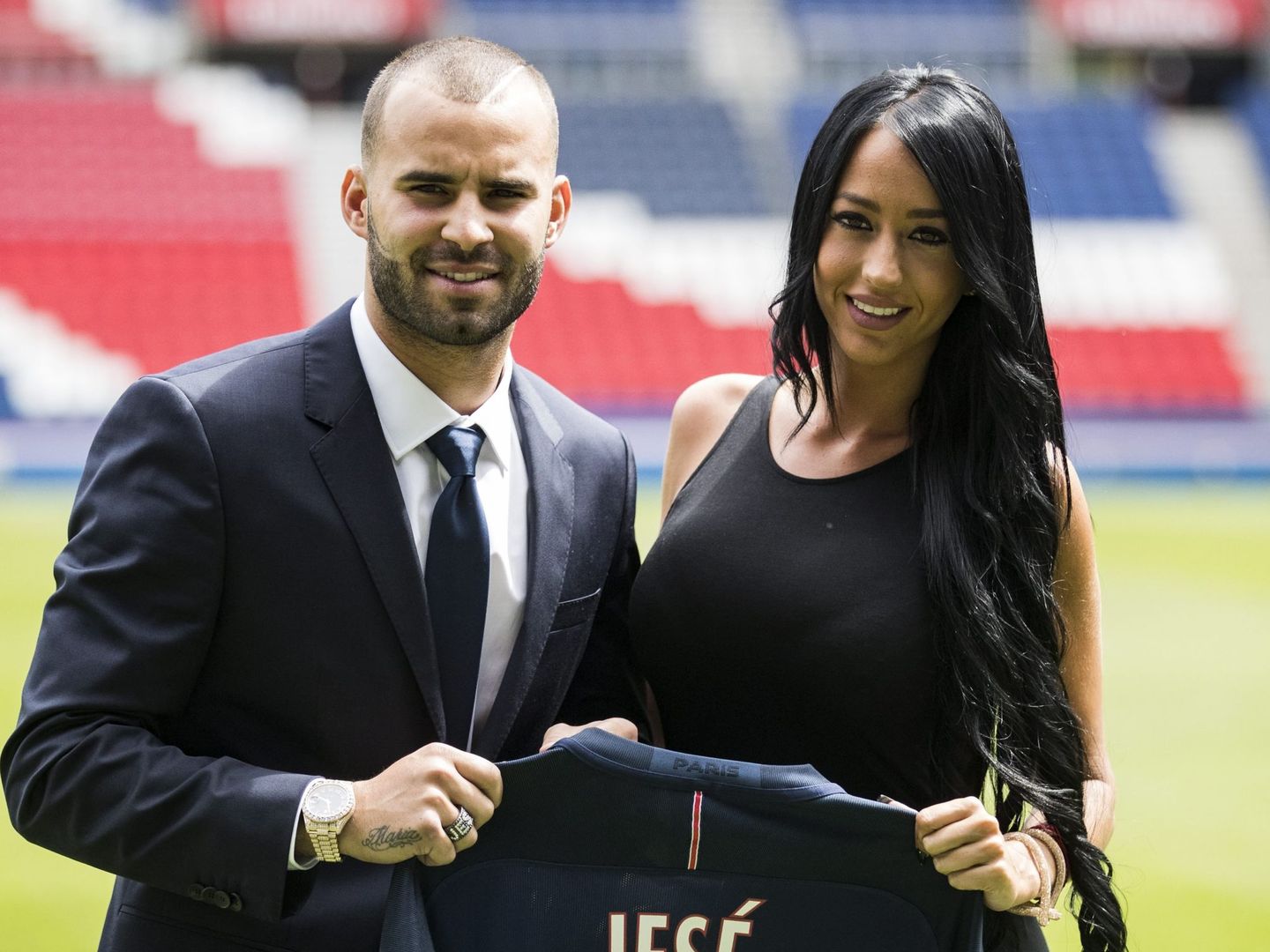 Jesé Rodríguez y su novia, Aurah Ruiz, durante su presentación como nuevo jugador del PSG. (EFE)     