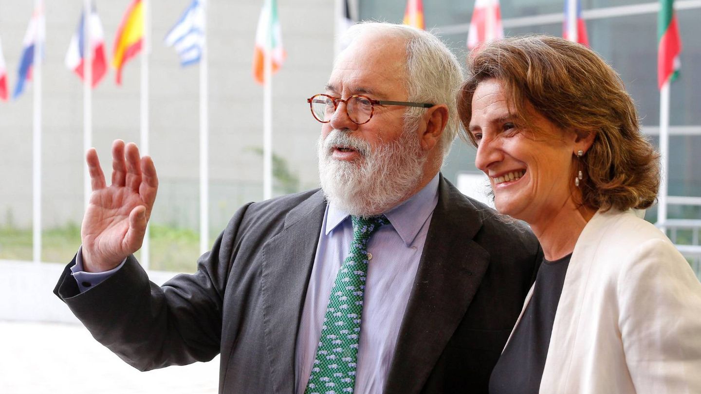 El comisario europeo del Clima, Miguel Arias Cañete, y la ministra Teresa Ribera. (EFE)