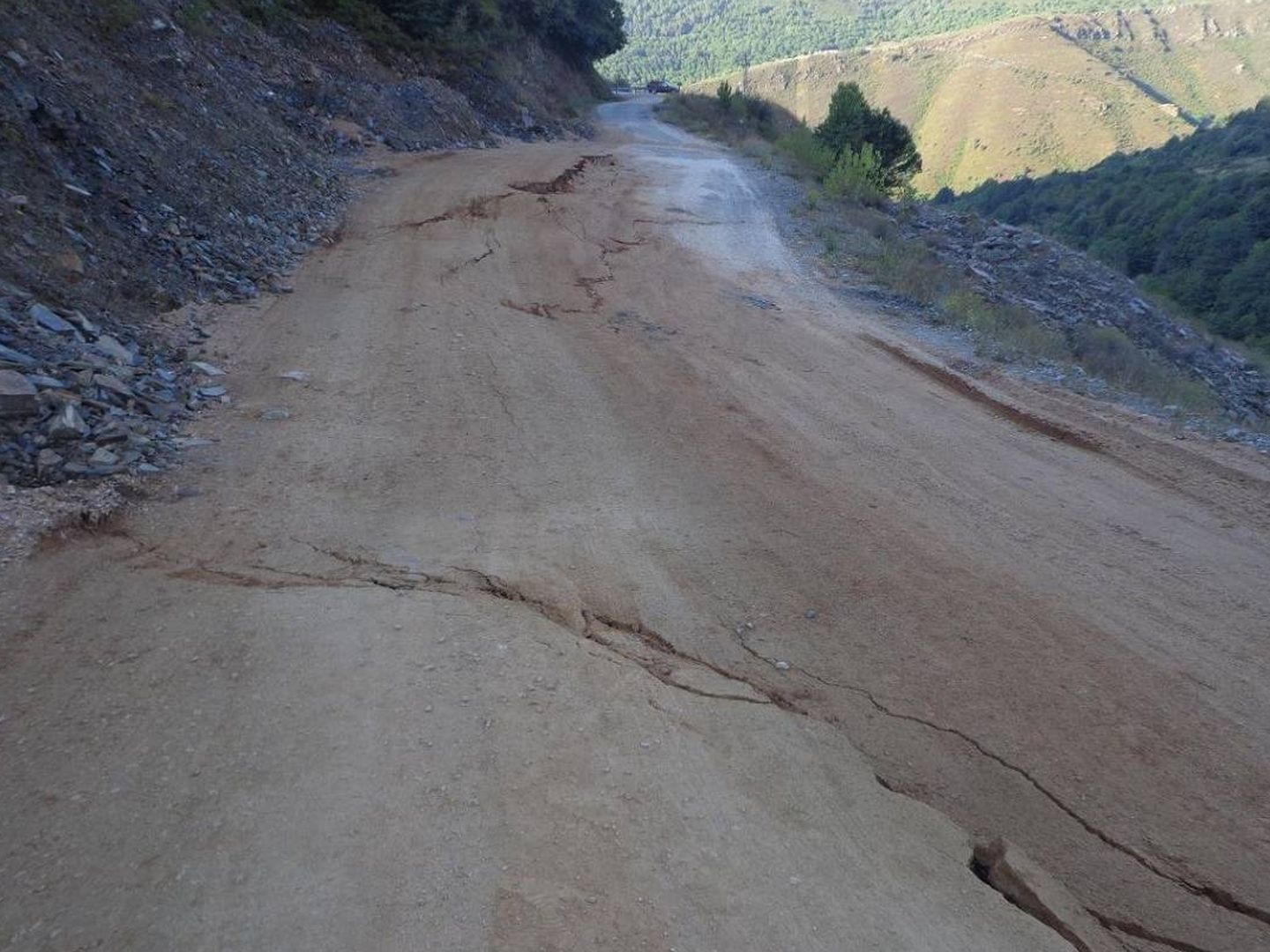 La carretera OU-0807 en San Vicente en el año 2014, sin guardarraíl y en estado muy precario. (La Región)