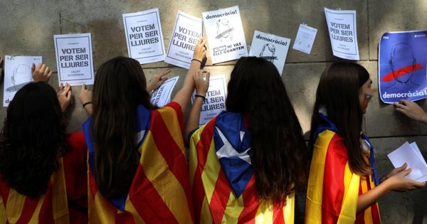 Foto: Jóvenes pegan pancartas en una escuela catalana. (Reuters)