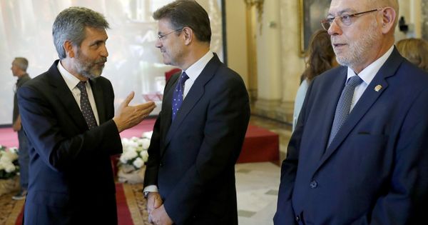 Foto: El ministro de Justicia, Rafael Catalá, conversa con el presidente del Tribunal Supremo y del CGPJ, Carlos Lesmes, ante José Manuel Maza. (EFE)
