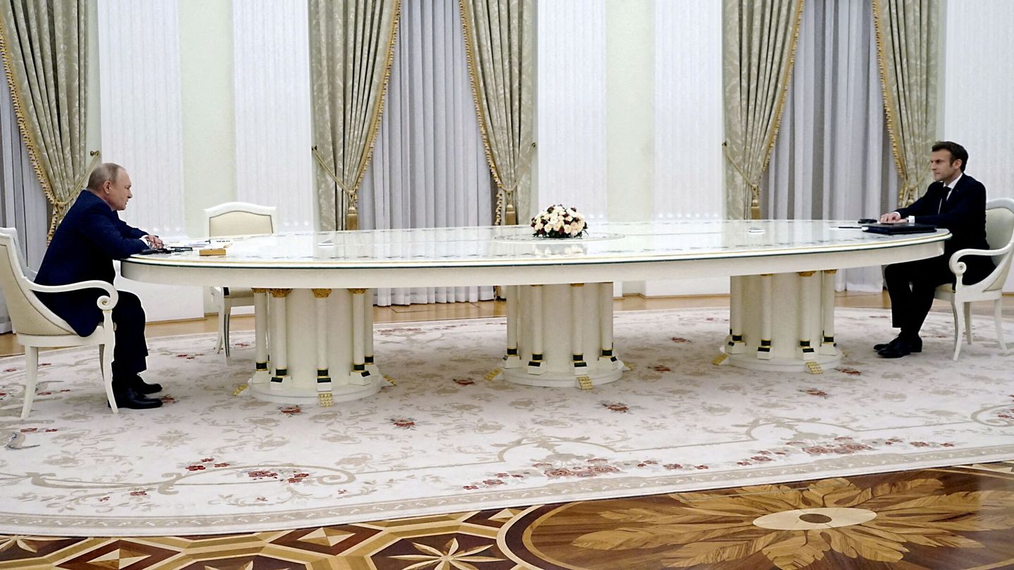Una inmensa mesa separa a Putin de Macron en el encuentro que ambos mandatarios mantuvieron a principios de febrero. (Reuters)