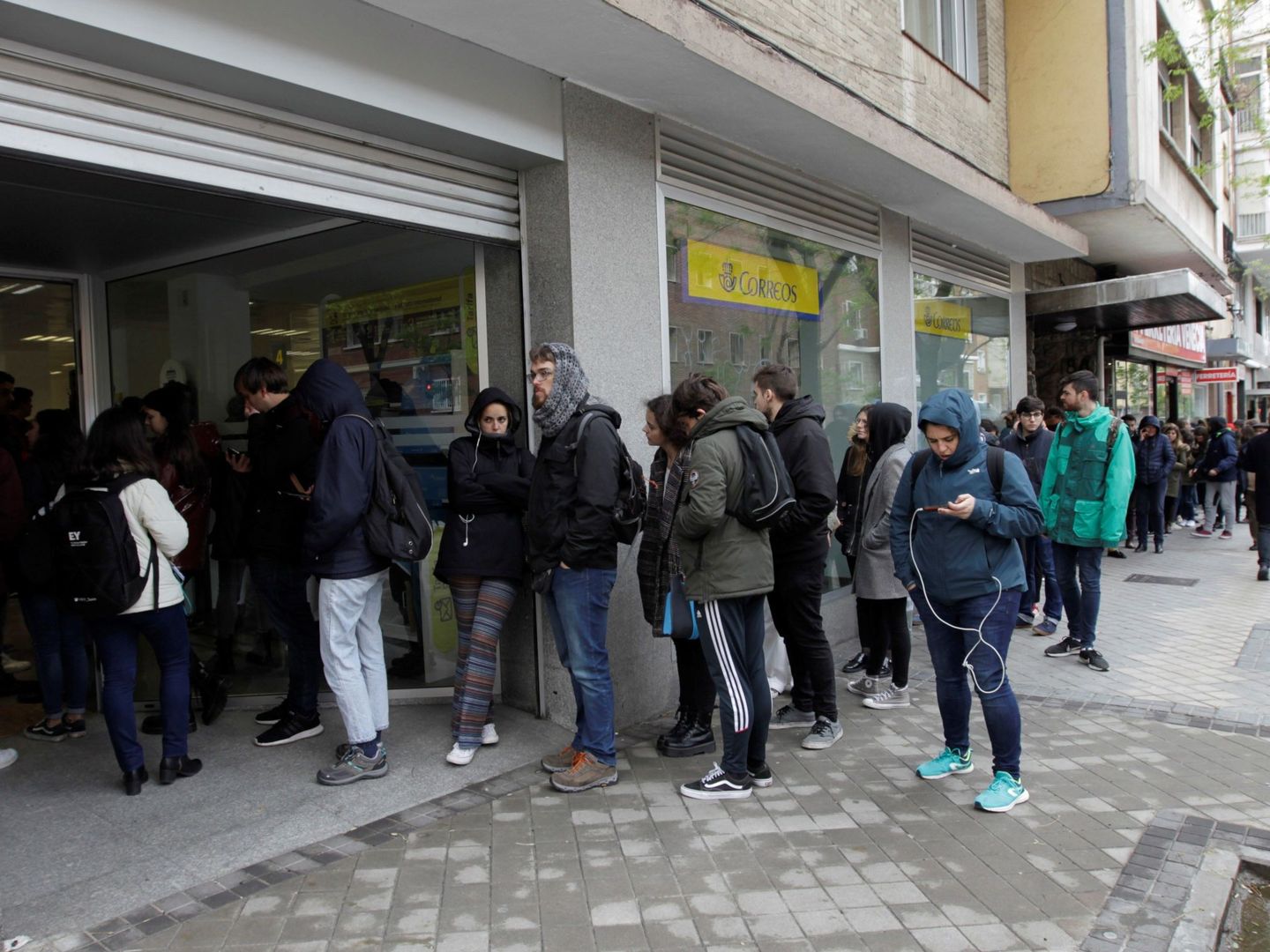 GRAF7172. MADRID, 25 04 2019.- Decenas de personas hacen cola este jueves en una oficina de Correos de la capital, para poder votar por correo en las elecciones del próximo 28A. EFE Carlos Pérez