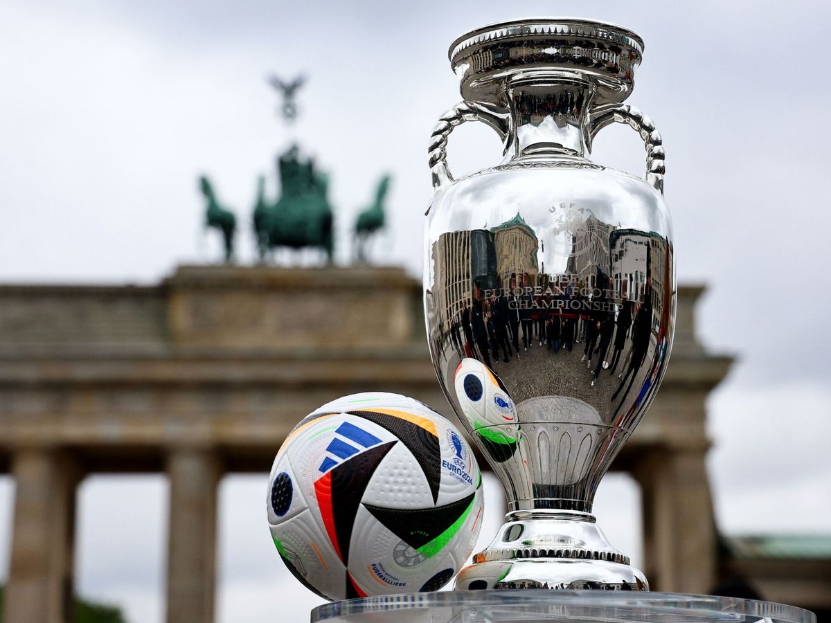 Foto: El balón y el trofeo de la Eurocopa 2024 (EFE/EPA Filip Singer).