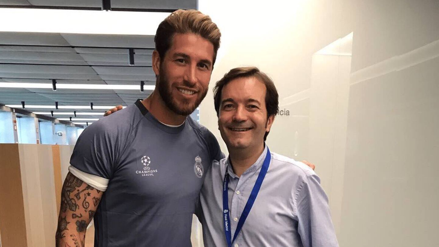 Guillermo Valadés junto al jugador del PSG Sergio Ramos. (Cope)