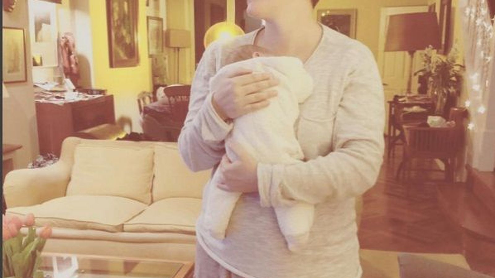 Foto: Tania Llasera, radiante con su bebé y su nueva talla (Instagram)