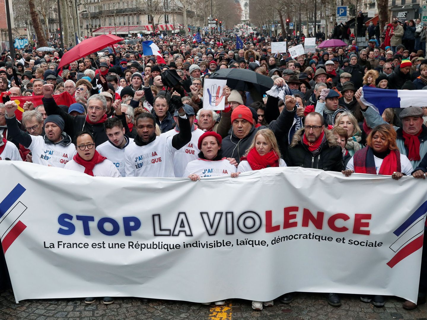 Opositores a los 'chalecos amarillos' se manifiestan en París, Francia. (Reuters)