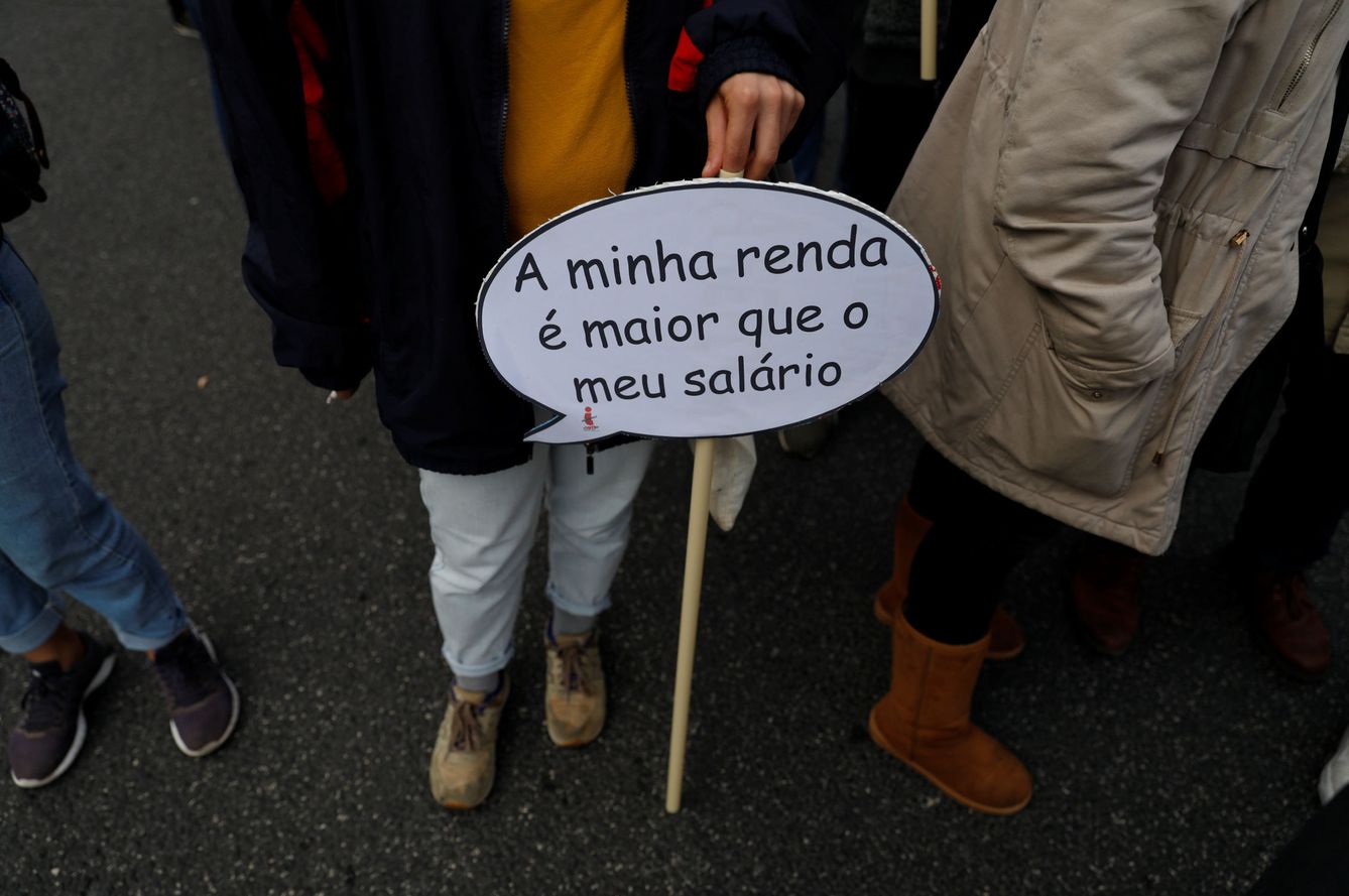 Un cartel en una manifestación en Lisboa con la frase 'mi alquiler es mayor que mi salario'. (EFE)