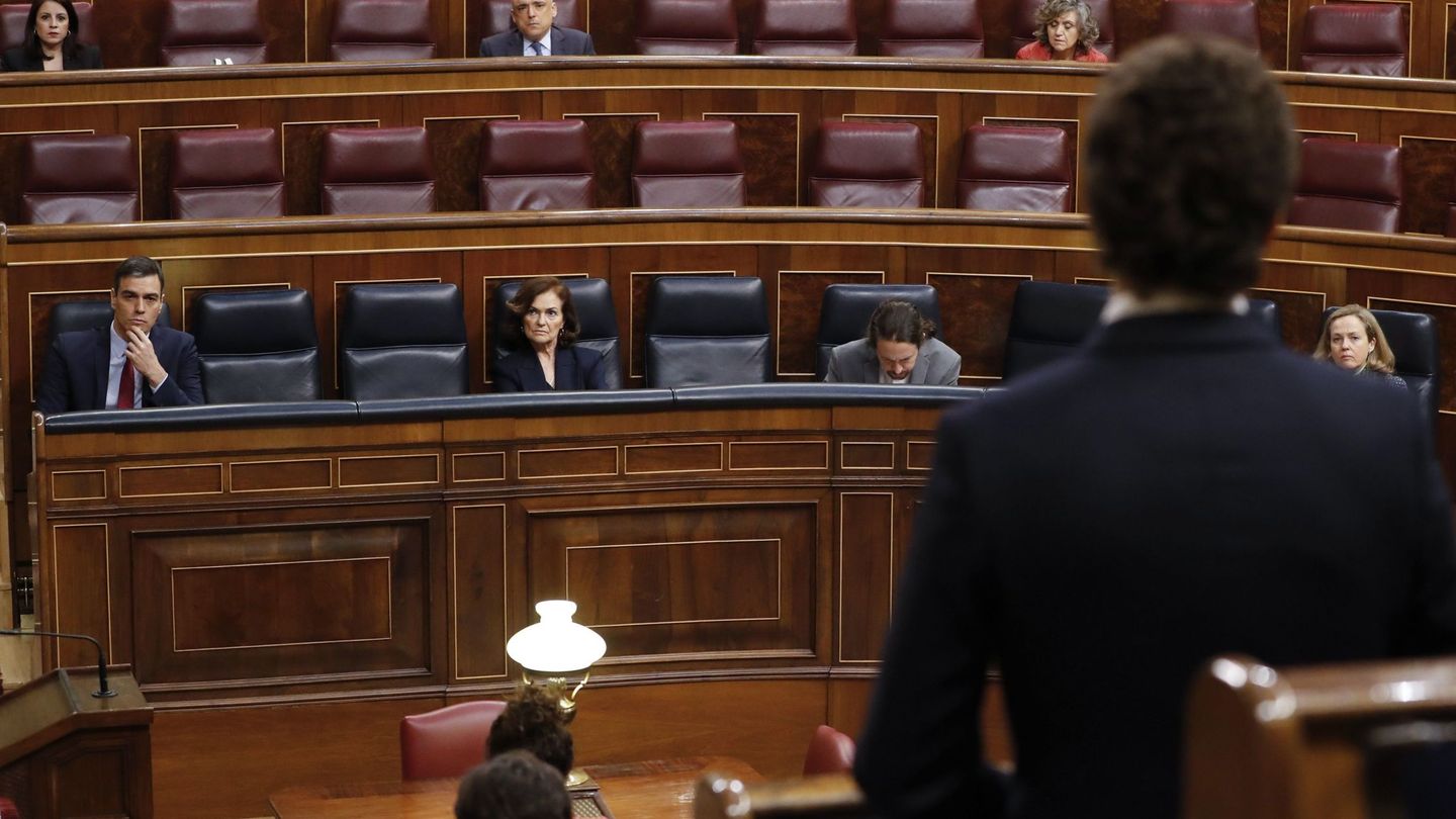 El presidente del Gobierno, Pedro Sánchez, escucha al líder de la oposición, Pablo Casado. (EFE)