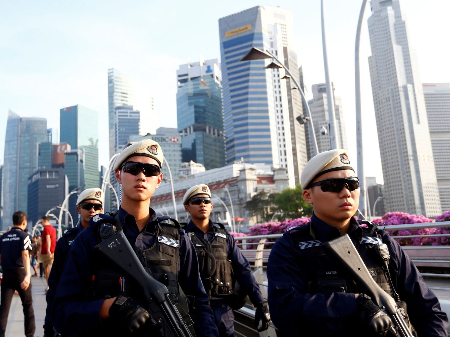 Policías patrullan el Puente Esplanade en Singapur, el 10 de junio de 2018. (Reuters)
