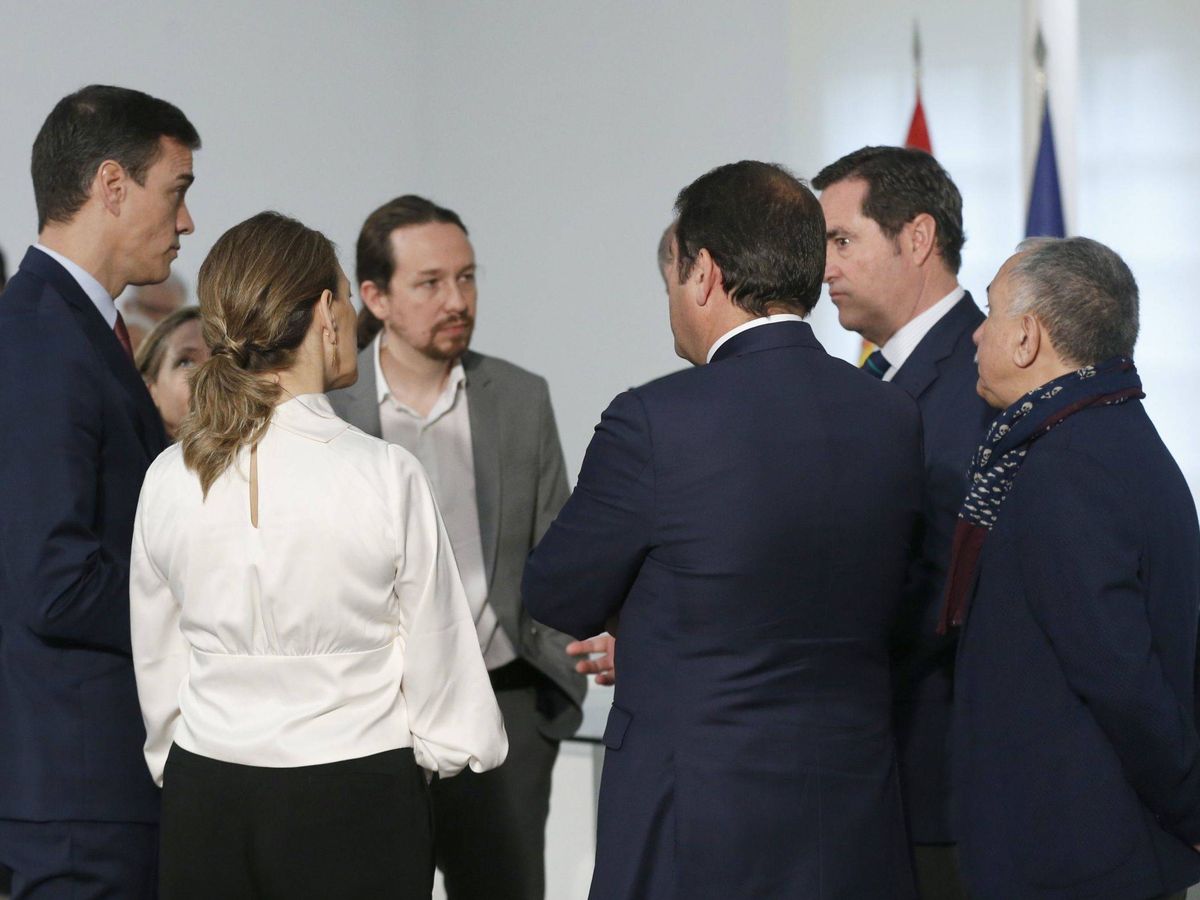 Foto: El presidente del Gobierno, Pedro Sánchez junto a patronal y sindicatos. (EFE)