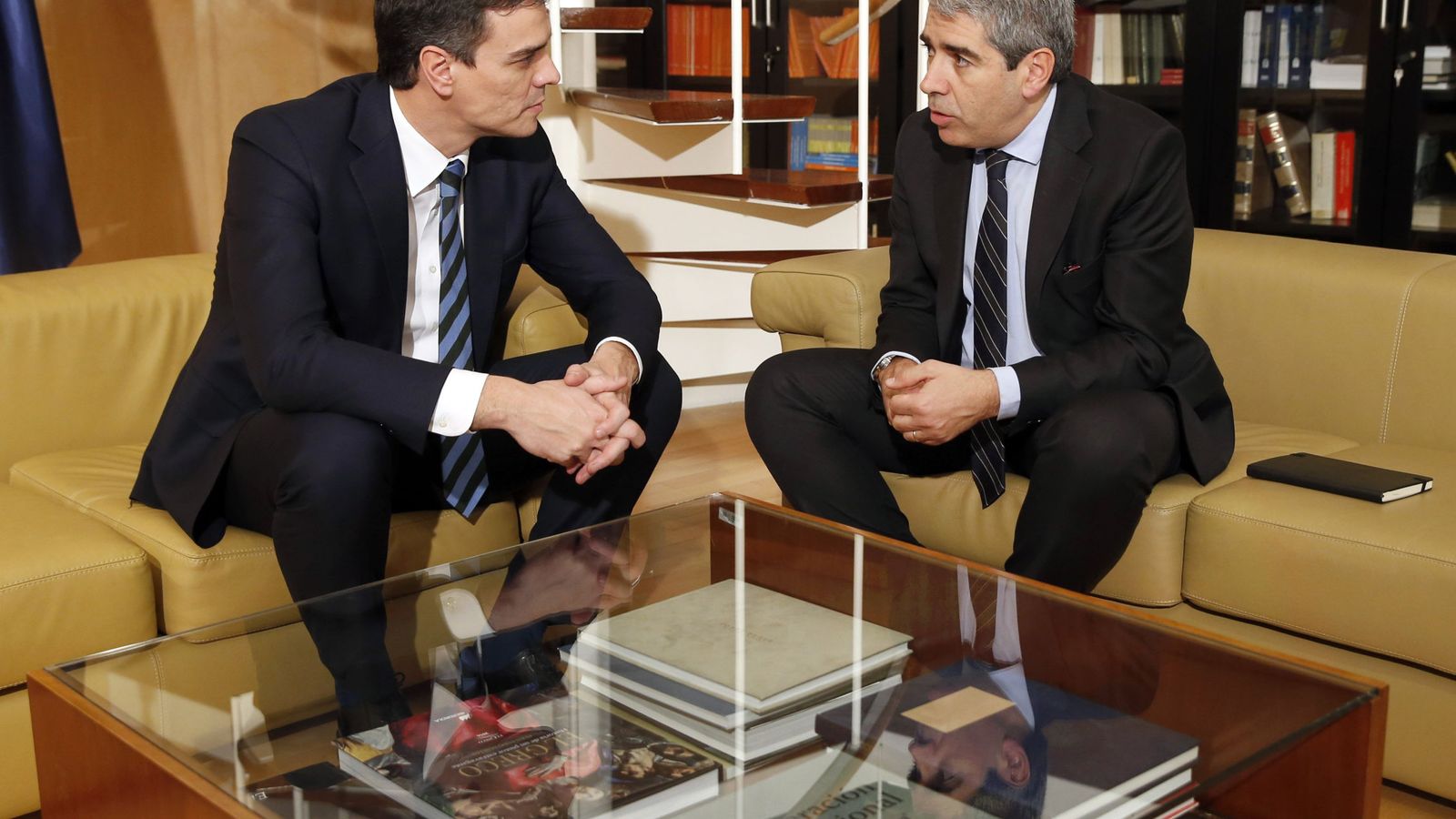 Foto: Pedro Sánchez se reúne con Francesc Homs en el Congreso, el pasado 16 de febrero. (EFE)