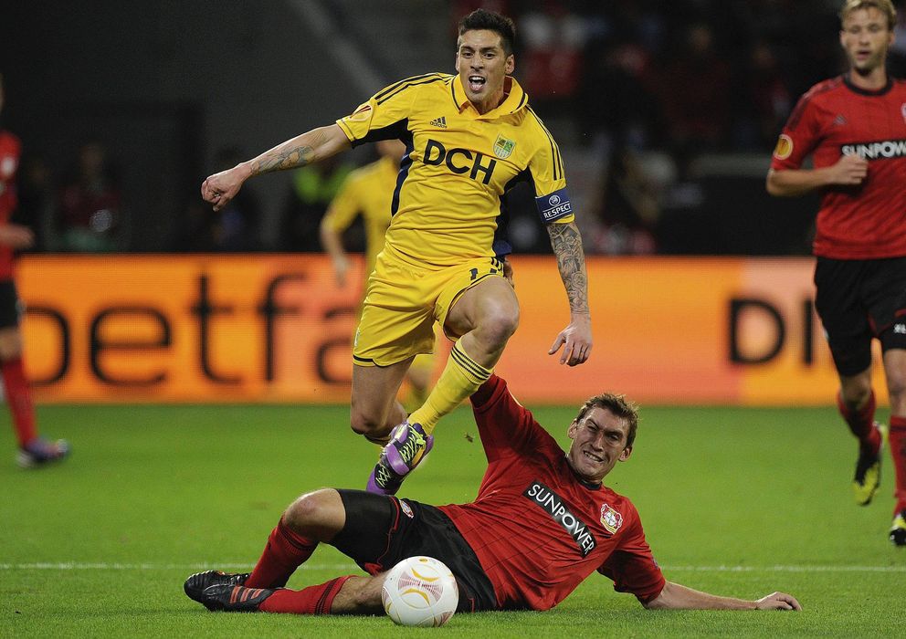 Foto: Sosa, con camiseta amarilla, durante un partido con el Metalist (EFE)