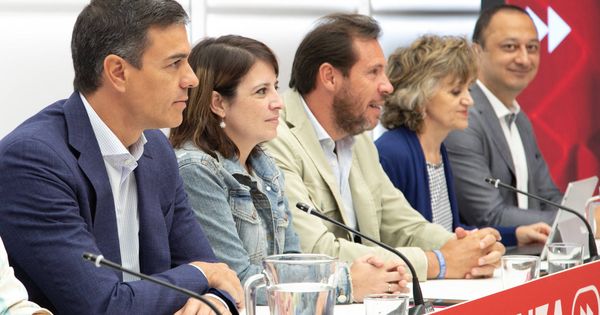 Foto: Pedro Sánchez, con Adriana Lastra, Óscar Puente, Luisa Carcedo y Alfonso Rodríguez Gómez de Celis, este 2 de septiembre en la reunión de la ejecutiva federal, en Ferraz. (Eva Ercolanese | PSOE)