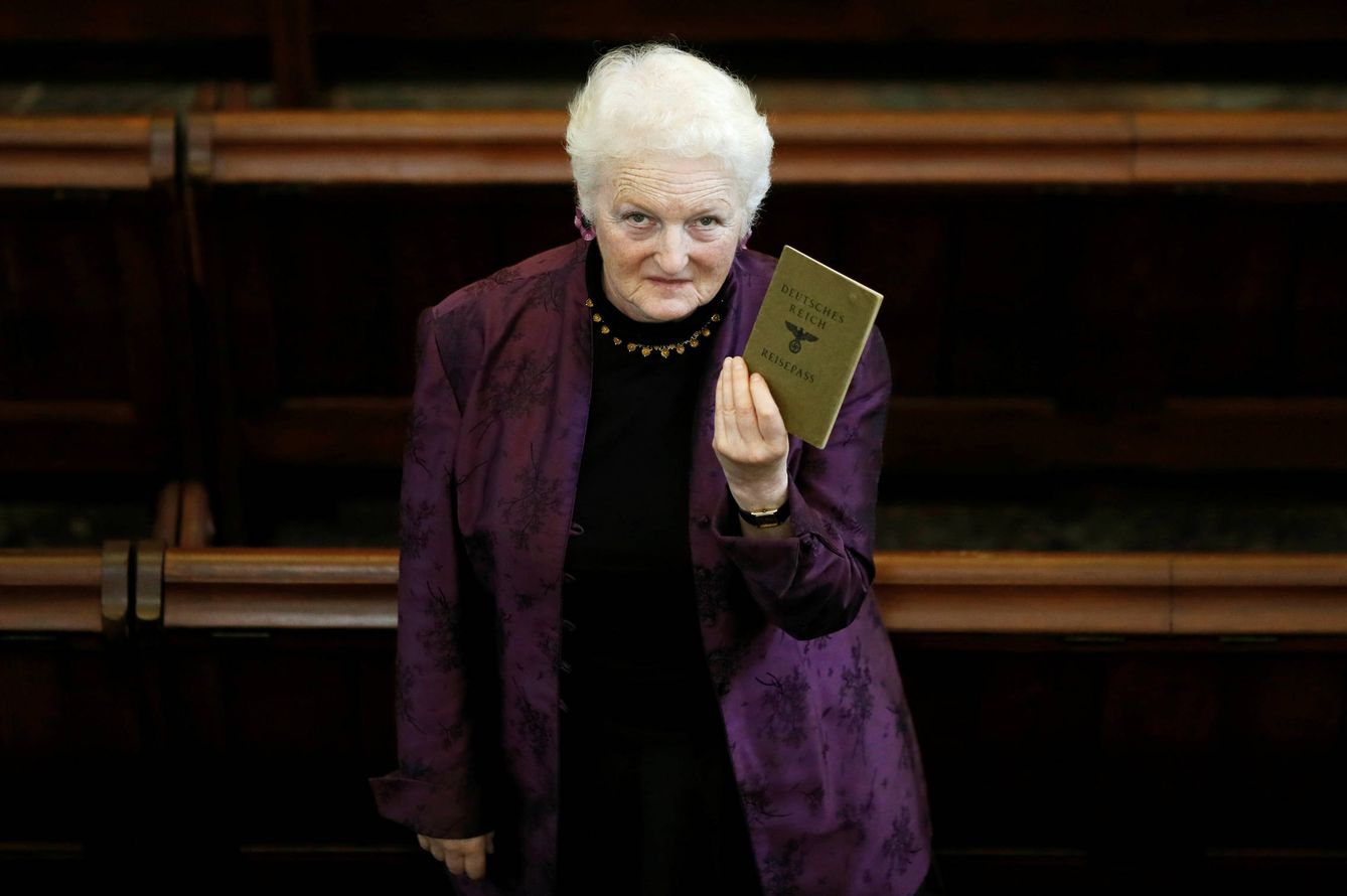 La rabí londinense Julia Neuberger muestra el viejo pasaporte alemán de su abuela, Hermine Sara Rosenthal, en la Sinagoga de West London, en septiembre de 2016. (Reuters)