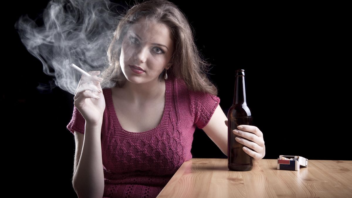 Fumar o beber alcohol todos los días te hace perder materia gris y te envejece el cerebro