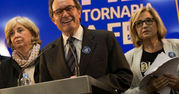 Foto: El expresidente de la Generalitat Artur Mas (c), la exvicepresidenta Joana Ortega (d) y la 'exconsellera' de Enseñanza Irene Rigau. (Reuters)