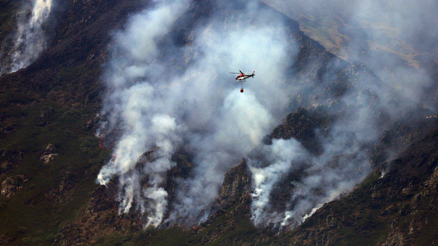 Vista del incendio en la pedanía de Montes de Valdueza en el municipio de Ponferrada. EFE / Ana F. Barredo 