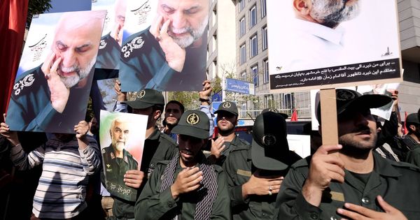Foto: Miembros de la Guardia Revolucionaria sostienen fotos del general Hossein Hamedani, muerto cerca de Alepo, durante su funeral en Teherán en octubre de 2015. (Reuters)