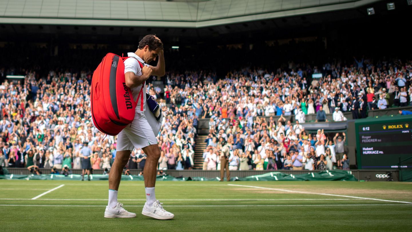 Federer, tras su derrota ante Hurkacz el pasado año. (Reuters/Edward Whitaker)