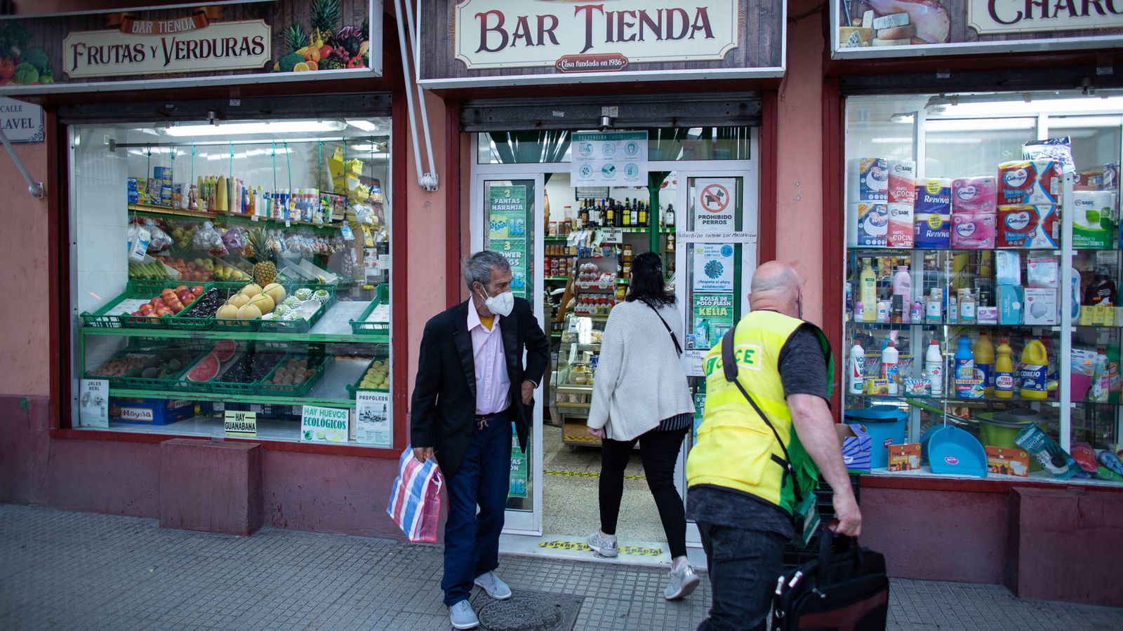 Una tienda de alimentación en La Línea de la Concepción, Cádiz. (F. Ruso)